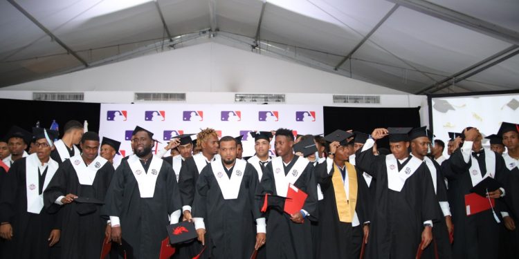 88 prospectos del béisbol se gradúan de bachilleres para no quedarse atrás