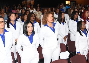 FCS de la UASD impone batas blancas a 35 estudiantes de Bioanálisis