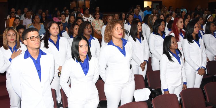 FCS de la UASD impone batas blancas a 35 estudiantes de Bioanálisis