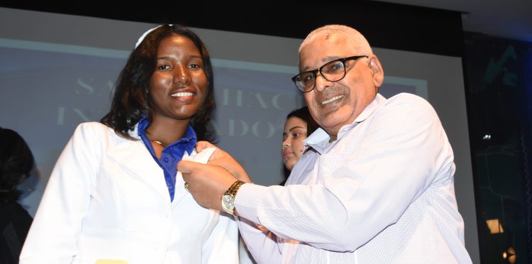 FCS de la UASD impone batas blancas a 35 estudiantes de Bioanálisis