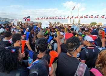 Chiquito Team Band se suma a protesta en Plaza de la Bandera