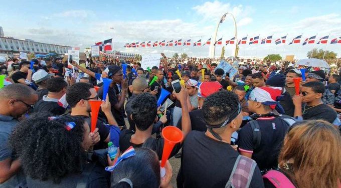 Chiquito Team Band se suma a protesta en Plaza de la Bandera