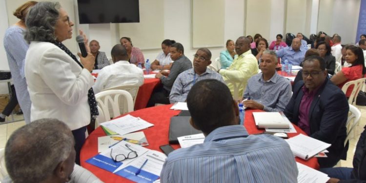 Minerd informa de trabajos para beneficiar población adulta y a los alfabetizados