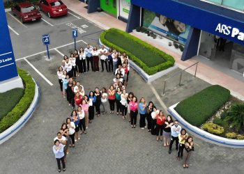 Colaboradores ARS Palic forman Lazo Solidario contra el Cáncer