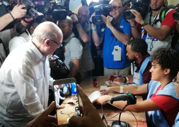 Hipólito Mejía vota y exhorta a acudir masivamente a las urnas hoy