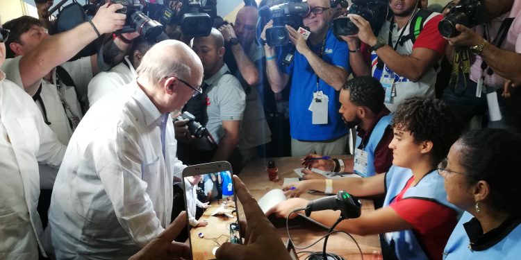 Hipólito Mejía vota y exhorta a acudir masivamente a las urnas hoy