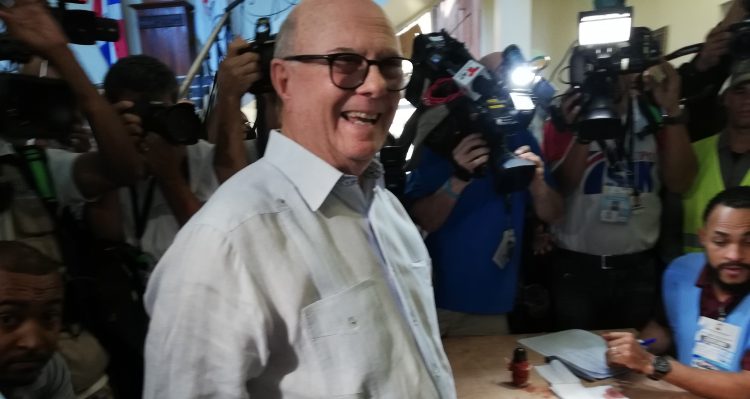 Hipólito Mejía vota y exhorta a acudir masivamente a las urnas hoy