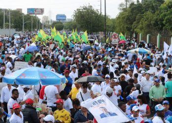 Miles de personas participan en la Marcha por la Democracia