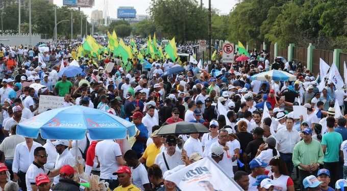 Miles de personas participan en la Marcha por la Democracia