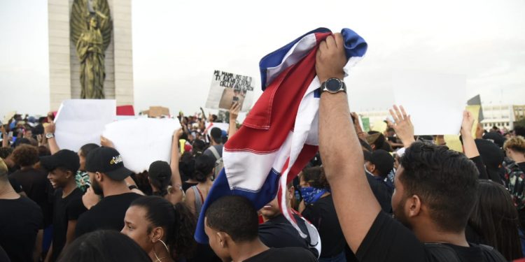Miles se congregan en la Plaza de la Bandera a reclamar elecciones limpias