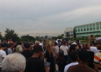 Multitud de ciudadanos ocupa por quinto día la Plaza de la Bandera
