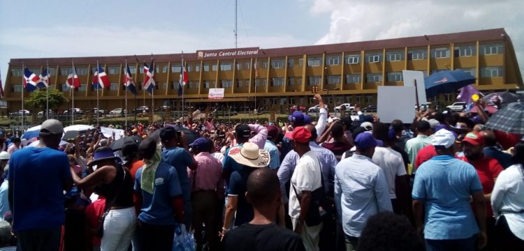 Jóvenes regresan a plaza a pedir renuncia pleno de la JCE