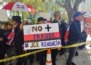 Dominicanos protestan en La Florida frente a sede JCE en Brickell