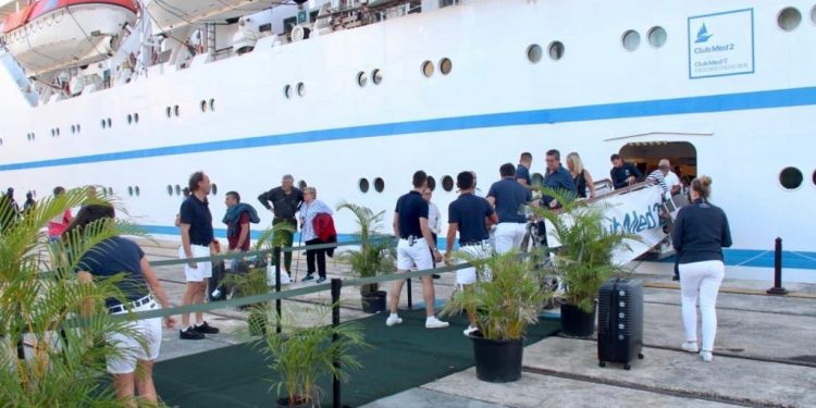 Trasladan cruceristas al aeropuertos de La Romana, AILA y Punta Cana