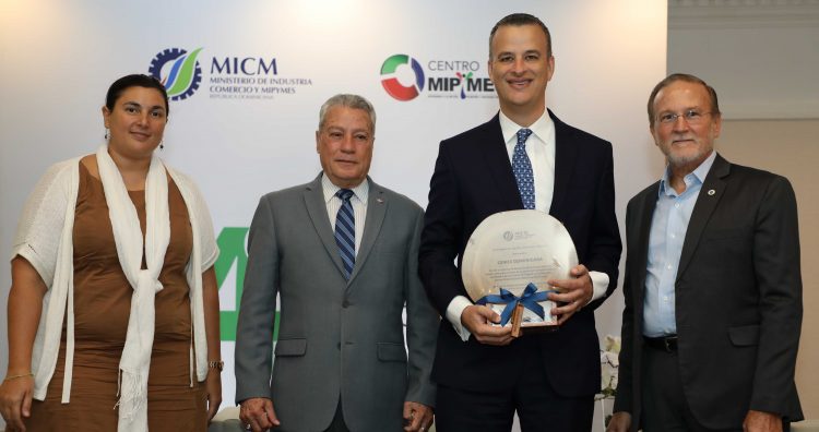 Ministro Nelson Toca Simó pondera el papel de los centros mipymes