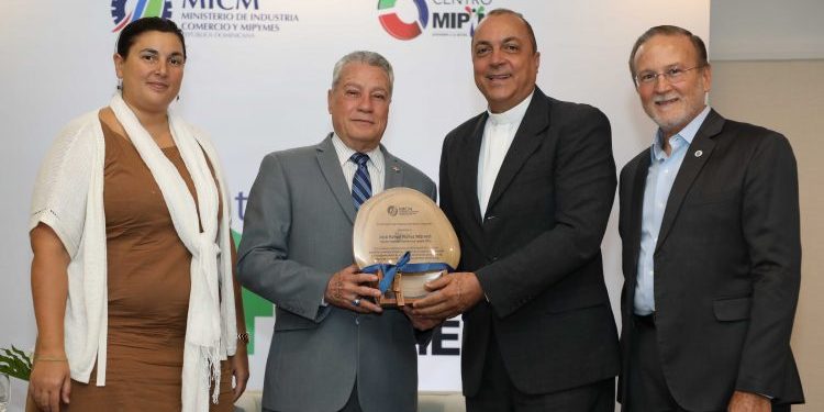 Ministro Nelson Toca Simó pondera el papel de los centros mipymes