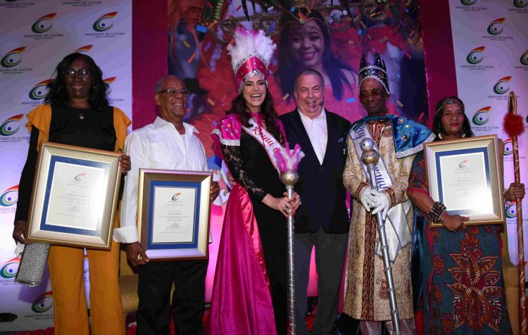 Entregan Premio Felipe Abreu a cuatro destacados gestores del carnaval dominicano