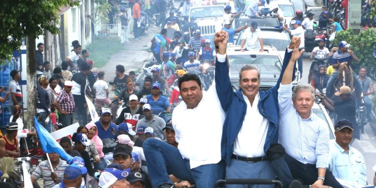 Abinader concluye en Higüey bajo lluvia recorridos de apoyo a candidatos municipales
