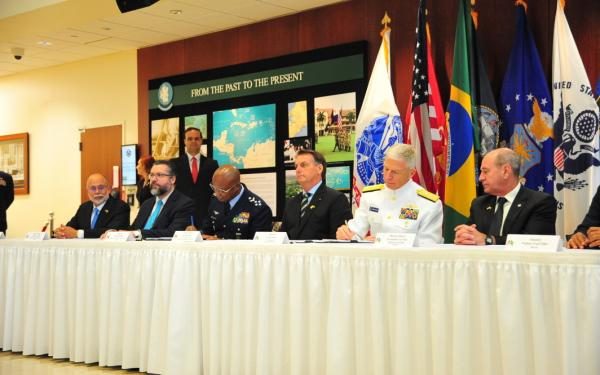 En visita a FL presidente Bolsonaro de Brasil firma acuerdo con Comando Sur