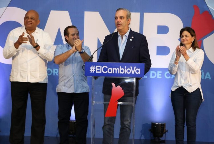 Luis Abinader celebra los resultados electorales que favorecen al PRM