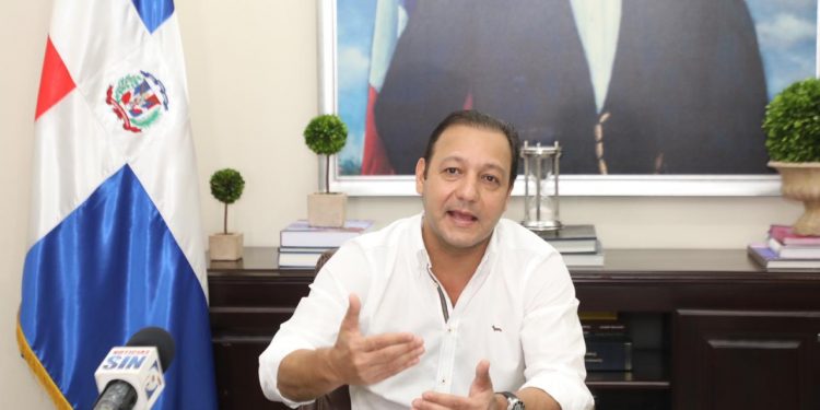 Abel Martínez exhorta a población de Santiago a no salir de las casas