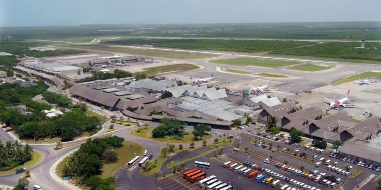 Miles de turistas salen de Punta Cana hacia sus respectivos países