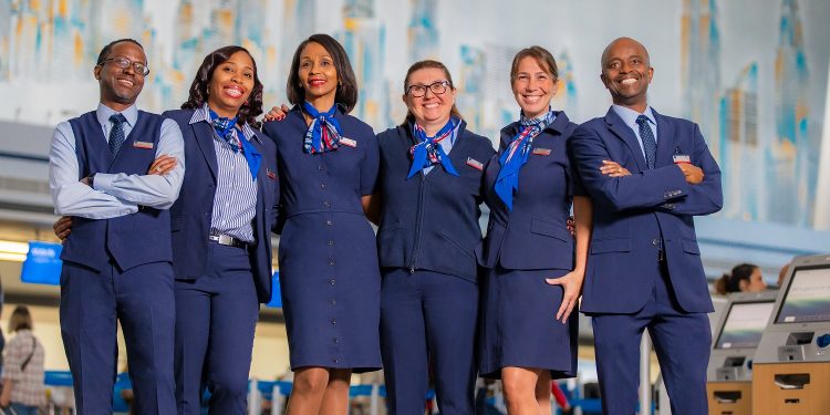 American Airlines estreña uniformes nuevos para mas de 50,000 miembros de su equipo