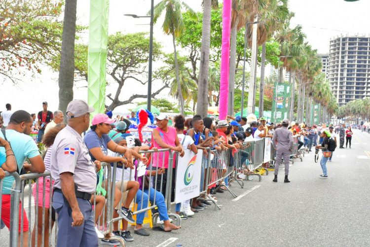 Pamela y Chachón encabezan Desfile Nacional del Carnaval