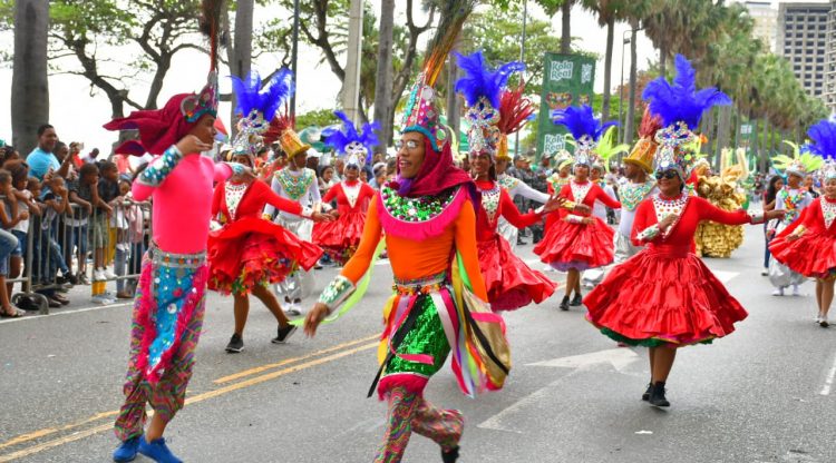 Pamela y Chachón encabezan Desfile Nacional del Carnaval