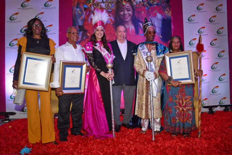 Pamela y Chachón, coronados reyes del carnaval 2020