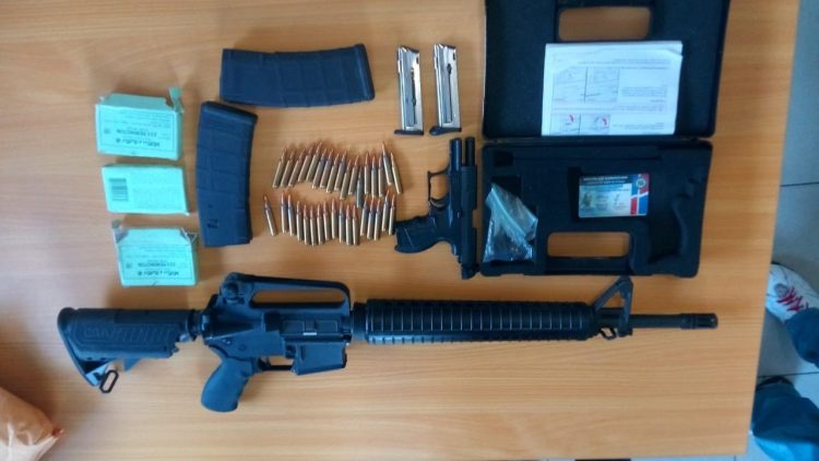 Ex pelotero de Grandes Ligas y otro hombre detenidos por porte ilegal de armas