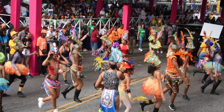 Desfile del Carnaval 2020 muy concurrido en comparsas y público
