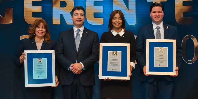 Banco Popular premia a sus gerentes más destacados