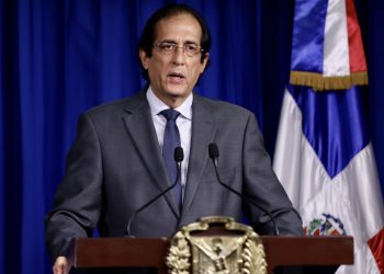 Gobierno anuncia incentivos especiales para médicos, enfermeras, militares y policías