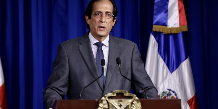 Gobierno anuncia incentivos especiales para médicos, enfermeras, militares y policías