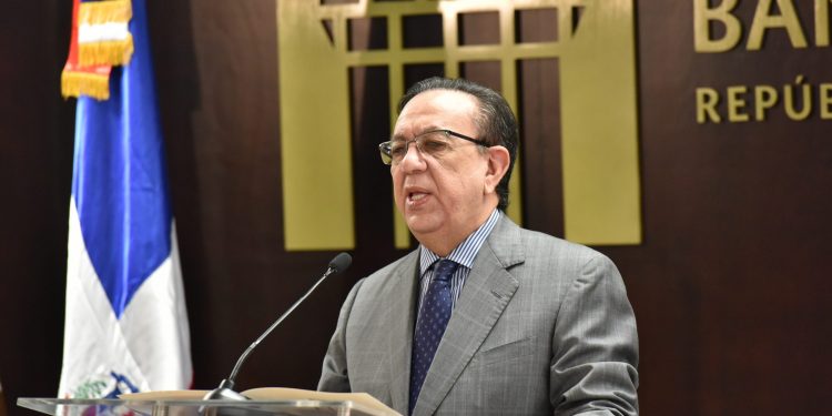 Valdez Albizu explica las medidas monetarias para mitigar efectos económicos del Covid 19