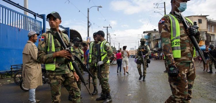 Realizan operativo de limpieza en mercado de la avenida Duarte.