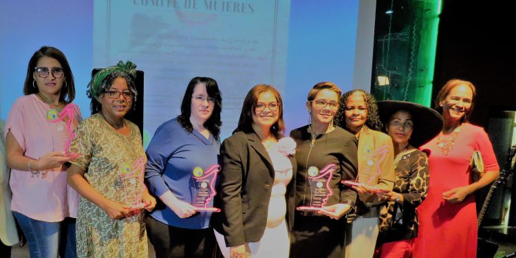 Denuncian en UASD aumento opresión y feminicidios contra mujeres