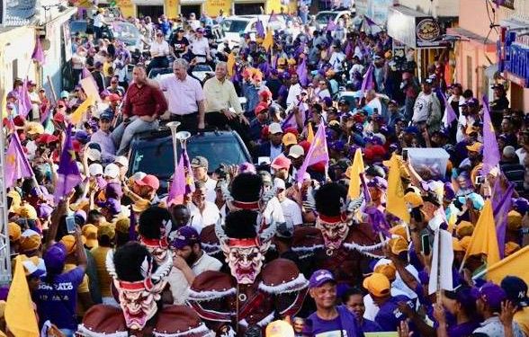 Gonzalo Castillo recorre Moca junto al candidato a alcalde Guarocuya Cabral