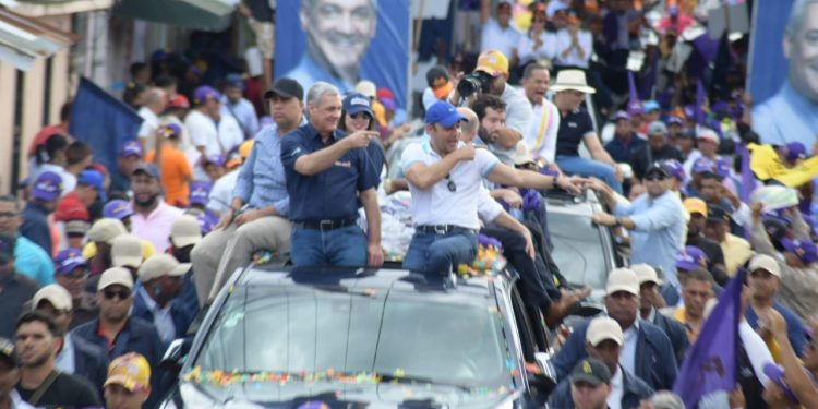 Gonzalo Castillo felicita a Raquel Peña y a Sergia Elena por ser electas por oposición para a la vicepresidencia