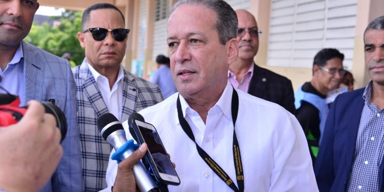 Reinaldo Pared votá y destaca armonía entre delegados de partidos