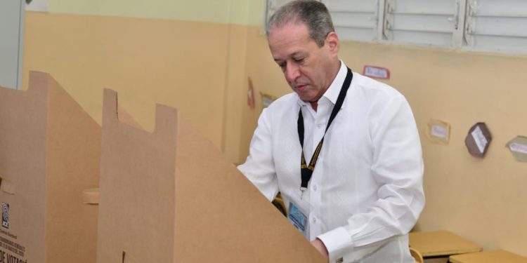 Reinaldo Pared votó el domingo y viajó a Estados Unidos