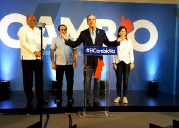 Luis Abinader celebra los resultados electorales que favorecen al PRM
