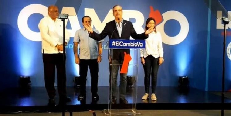 Luis Abinader celebra los resultados electorales que favorecen al PRM