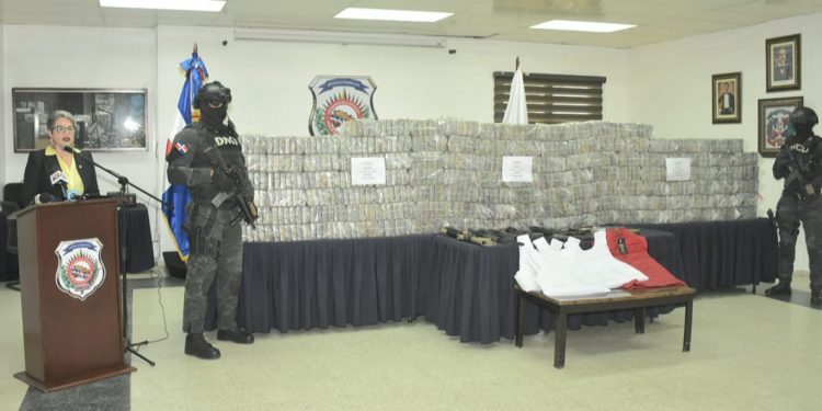 DNCD decomisa en Nigua 700 paquetes de drogas y arresta a once individuos