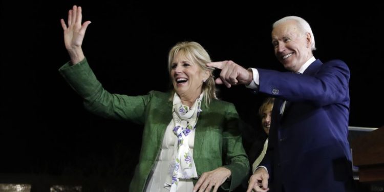 Joe Biden y Bernie Sanders lideran la contienda demócrata
