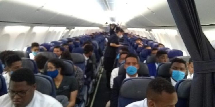 Regresan al país dominicanos varados en México