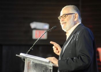 Ceara Hatton cita diferencias de precios de hasta 12 veces en licitación