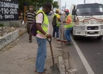 Brigadas alcaldía siguen limpieza en Santo Domingo Este