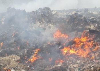 Militares apagan el fuego en vertedero de Duquesa